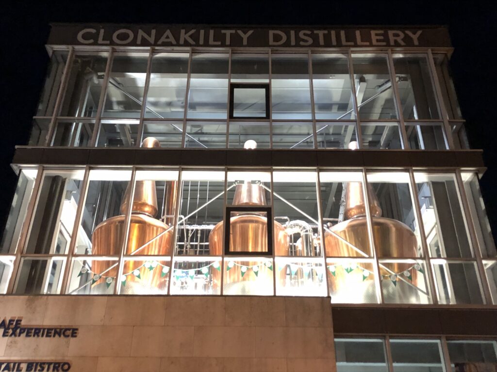CLONAKILTY-distillerie-exterieur-nuit